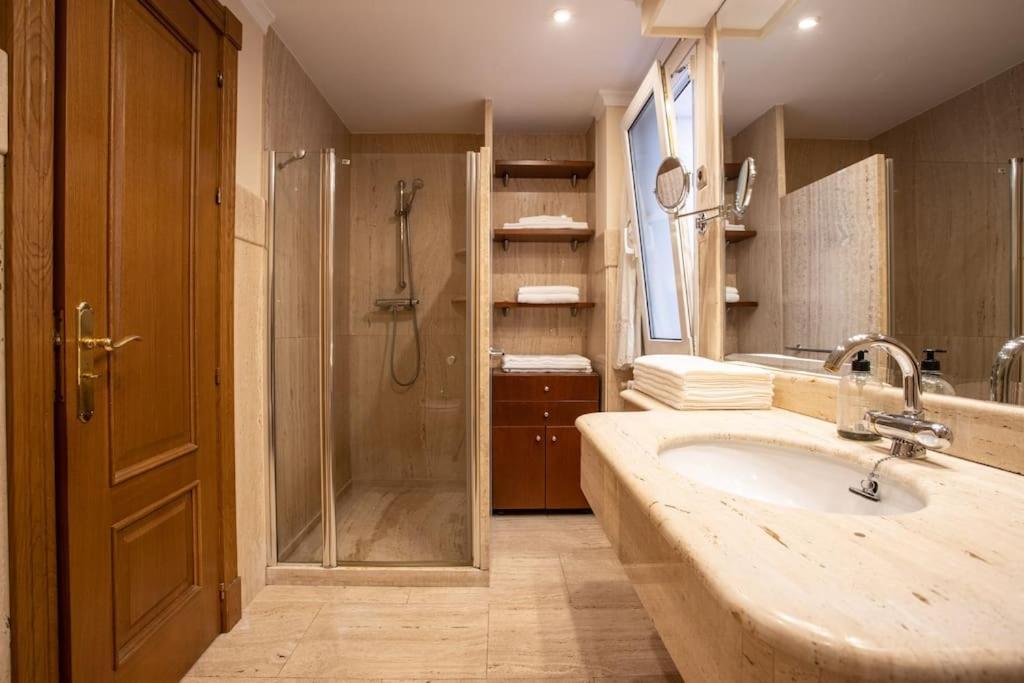 Centrico Y Espacioso. Parking Gratuito. Apartament *