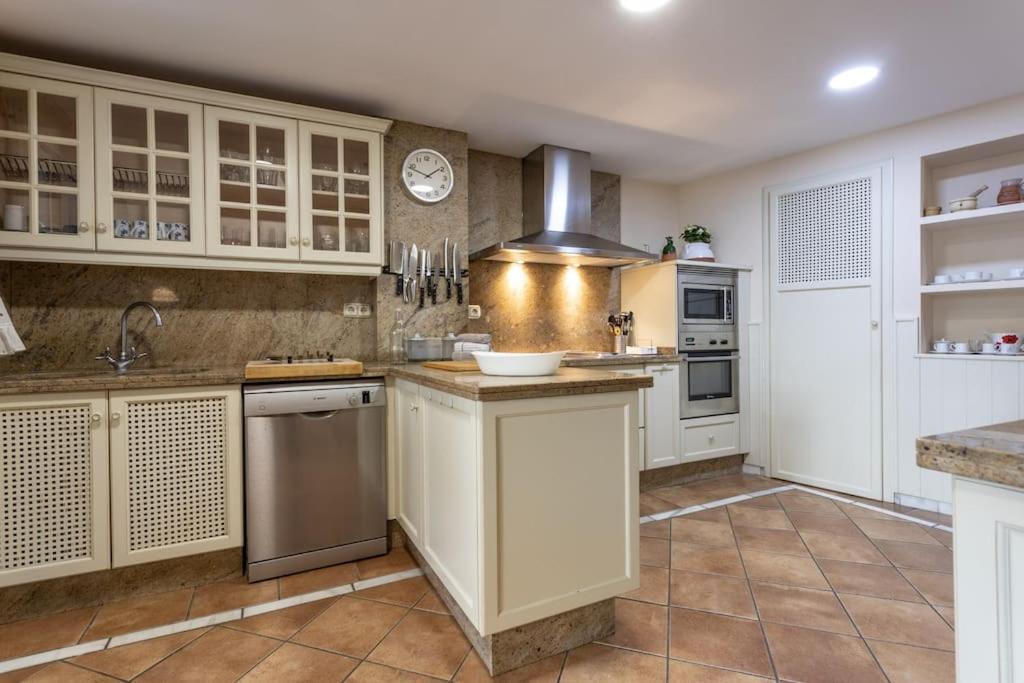 Centrico Y Espacioso. Parking Gratuito. Apartament *